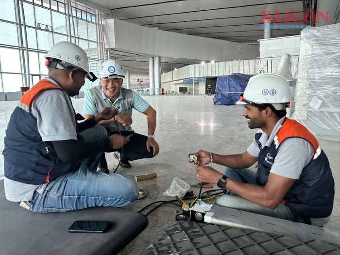 Cán bộ Cảng hàng không quốc tế Long Thành trao đổi với các chuyên gia lắp đặt thiết bị công nghệ tại nhà ga hành khách 