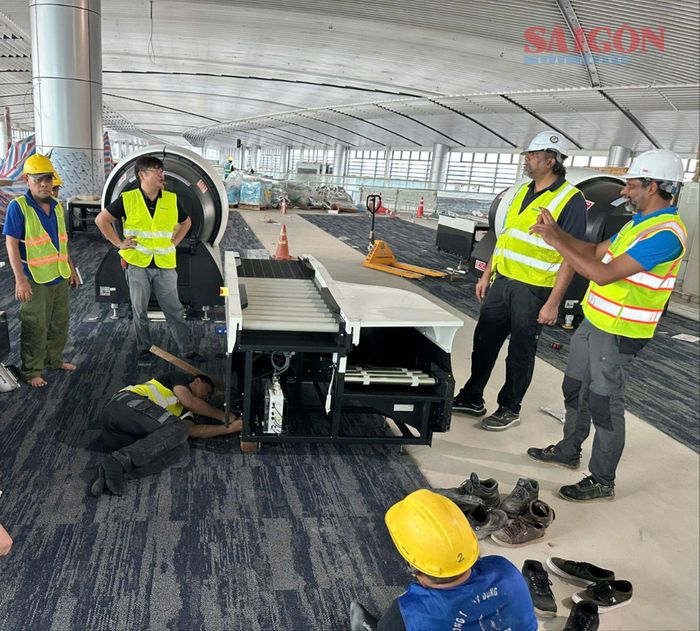  Các chuyên gia nước ngoài phối hợp lắp đặt, chạy thử hệ thống soi chiếu hành lý hiện đại 
