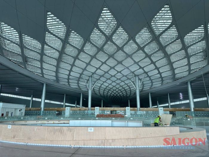  Khu vực trung tâm nhà ga hành khách, với điểm nhấn là Hệ thống mái lấy sáng (skylight) có diện tích gần 10.000 m², được thiết kế cách điệu mô phỏng hình ảnh đóa hoa sen nở rộ. Ảnh: XUÂN TRUNG 