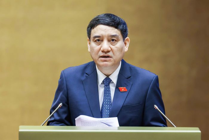  Chủ nhiệm Ủy ban Văn hóa và Xã hội của Quốc hội Nguyễn Đắc Vinh trình bày báo cáo thẩm tra. Ảnh: QUANG PHÚC 