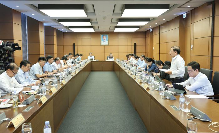  Đại biểu thảo luận tại phiên họp tổ đại biểu Quốc hội TPHCM, chiều 21-10. Ảnh: QUANG PHÚC 
