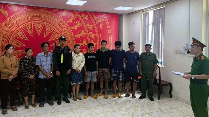  Cơ quan CSĐT điều tra đọc lệnh khởi tố bắt tạm giam các bị can. Ảnh: CA TPĐN 