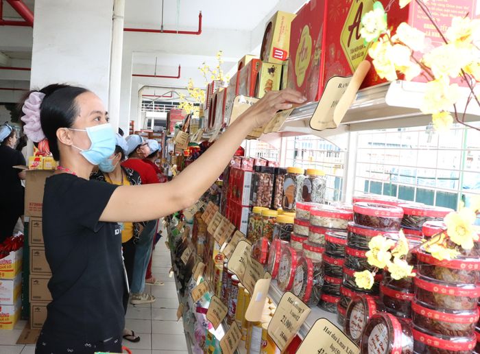 Người lao động mua sắm tết năm 2026 tại điểm phúc lợi đoàn viên do tổ chức Công đoàn Thành phố tổ chức. Ảnh: THÁI PHƯƠNG