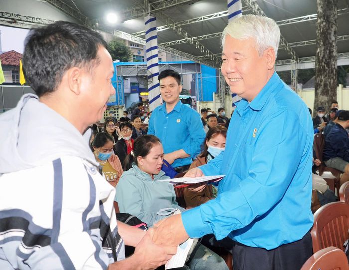 Chủ tịch LĐLĐ TPHCM Võ Khắc Thái trao quà tết đến công nhân dịp Tết Nguyên đán Bính Ngọ 2026