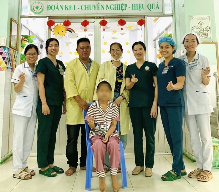  Bé gái được xuất viện sau 2 tháng điều trị sốc sốt xuất huyết 