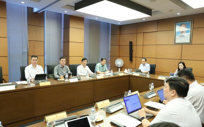 Các đại biểu dự phiên thảo luận tổ ĐB Quốc hội TPHCM, chiều 21-10. Ảnh: QUANG PHÚC