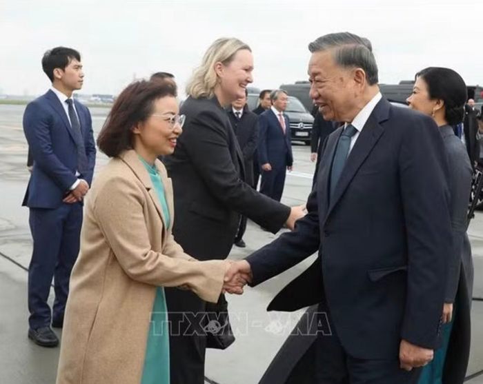 Đại sứ Việt Nam tại Đan Mạch Nguyễn Lê Thanh cùng các quan chức Đan Mạch và cán bộ, nhân viên Đại sứ quán tiễn Tổng Bí thư, Chủ tịch nước Tô Lâm và Phu nhân tại sân bay quốc tế Copenhagen. Ảnh: TTXVN
