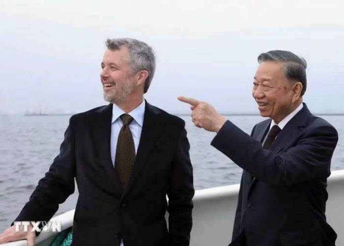 Tổng Bí thư, Chủ tịch nước Tô Lâm và Nhà vua Đan Mạch Frederik X trên tàu ra thăm đảo nhân tạo Lynetteholm. Ảnh: TTXVN