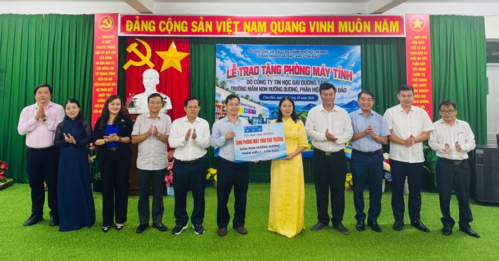 Ông Trần Nguyên Hãn, Giám đốc Tin học Đại Dương trao tặng phòng máy tính cho Trường Mần non Hướng Dương.