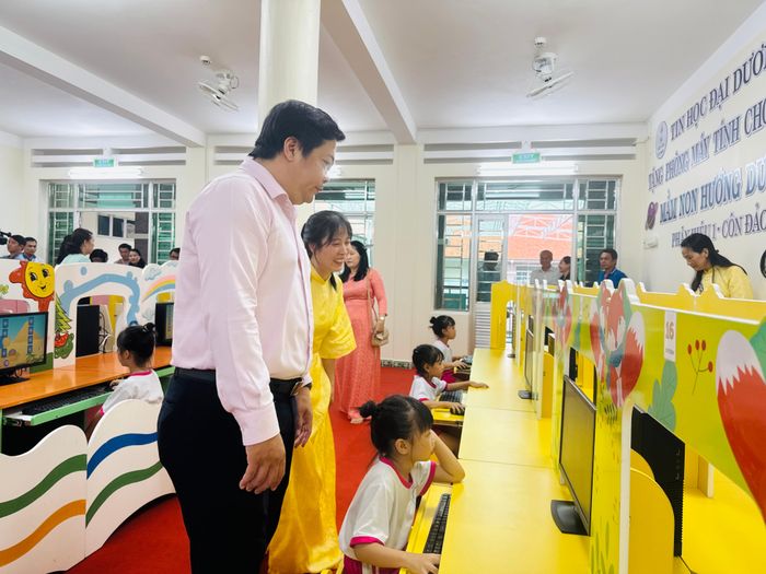 Phòng máy tính khang trang, giúp học sinh từng bước hình thành kỹ năng số.