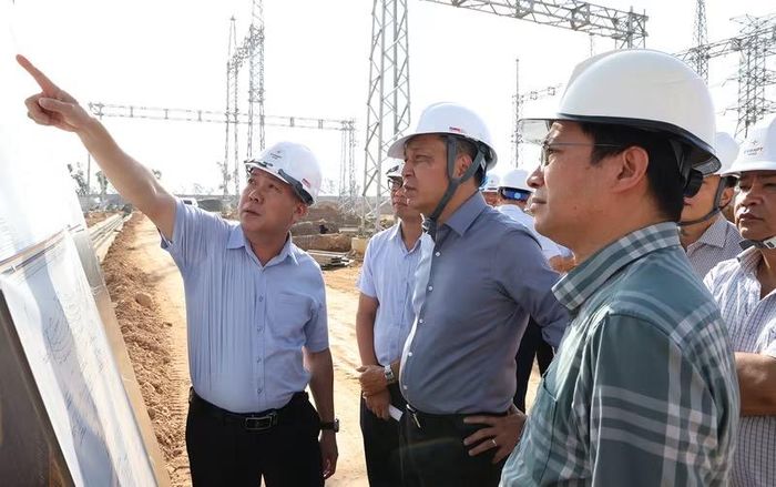 Chủ tịch HĐTV EVN Đặng Hoàng An kiểm tra tiến độ dự án Trạm biến áp 220kV Yên Dũng. Ảnh: EVN