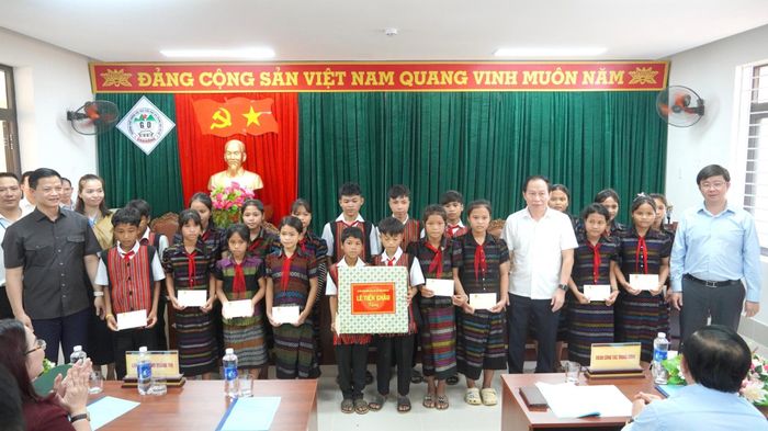 Phó Thủ tướng Lê Tiến Châu tặng quà học sinh Trường nội trú Tiểu học và Trung học Đakrông