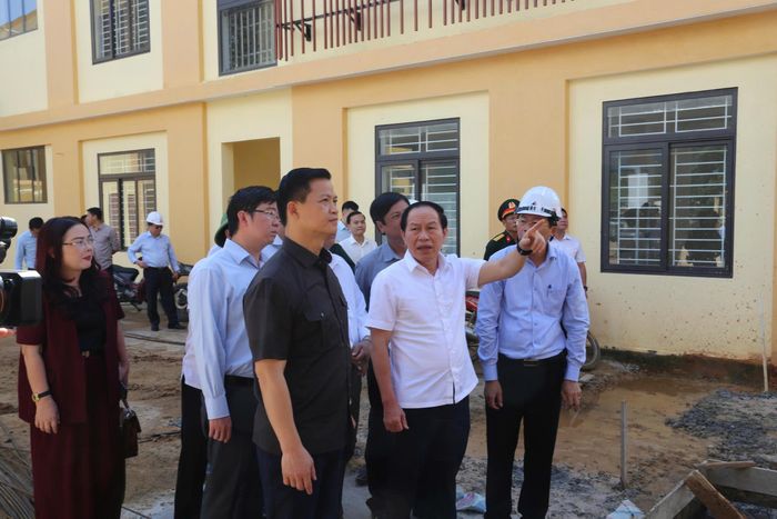 Phó Thủ tướng Lê Tiến Châu kiểm tra thực địa công trình Trường nội trú Tiểu học và Trung học Đakrông tại xã Đakrông, tỉnh Quảng Trị