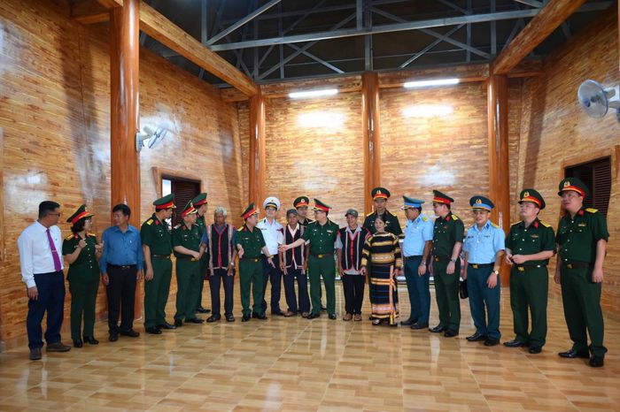  Bên trong nhà rông văn hóa xã Ia Dom 