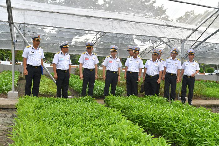  Ban giám khảo chấm thi vườn rau tăng gia 