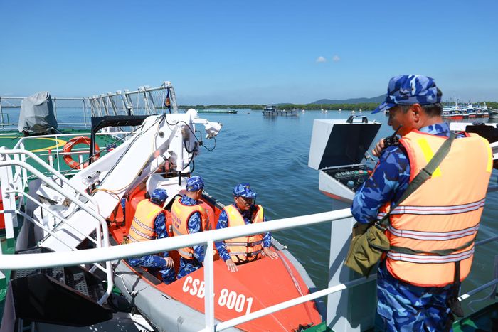  Cán bộ, chiến sĩ thực hiện thao tác nâng hạ xuồng bảo đảm nhanh, chính xác và an toàn 