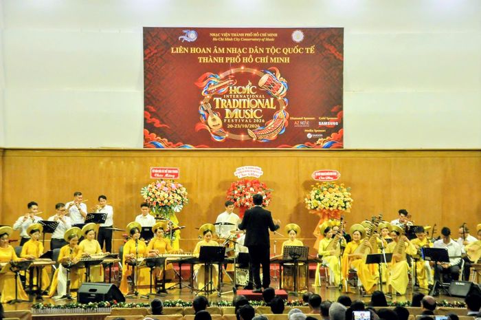  Tiết mục chào mừng của Dàn nhạc Khoa Âm nhạc Truyền thống, Nhạc viện TPHCM. Ảnh: VĂN TUẤN 