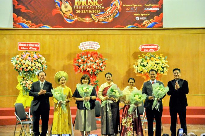  Thứ trưởng Bộ Văn hóa, Thể thao và Du lịch Tạ Quang Đông cùng TS.NSND Đỗ Quốc Hưng tặng hoa, kỷ niệm chương cho các đoàn tham dự liên hoan và nhà tài trợ. Ảnh: VĂN TUẤN 