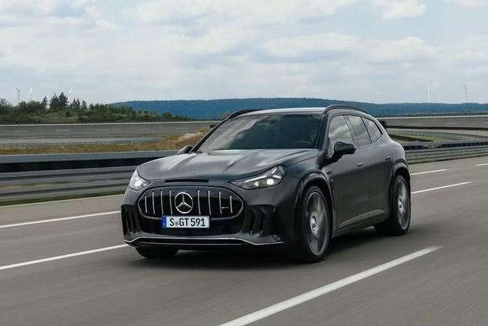 Về thiết kế, GT SUV mang nhiều đường nét tương đồng với bản sedan nhưng sở hữu vóc dáng cao lớn và cơ bắp hơn. Bên trong cabin, bảng điều khiển trung tâm nổi bật với đồng hồ kỹ thuật số 10,2 inch và màn hình giải trí trung tâm 14 inch. Theo kế hoạch, Mercedes-AMG GT SUV 2027 sẽ chính thức có mặt tại các đại lý ở thị trường Mỹ vào mùa hè năm 2027.