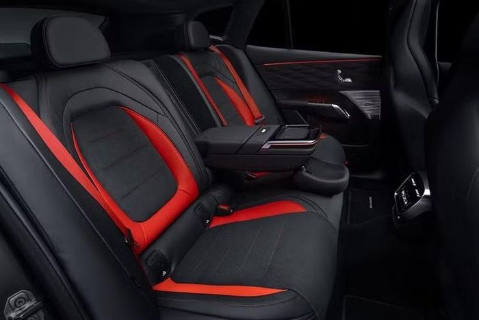Dòng SUV điện mới của AMG được áp dụng kiến trúc điện 800V. Bản GT53 sở hữu bộ pin dung lượng 106 kWh, hỗ trợ công suất sạc tối đa 600 kW, cho phép nạp thêm 380 km tầm vận hành (theo tiêu chuẩn WLTP) chỉ trong 10 phút. Hai bản GT55 và GT63 sở hữu bộ pin dung lượng lớn hơn, đạt 128 kWh, hỗ trợ sạc nhanh tối đa 710 kW.