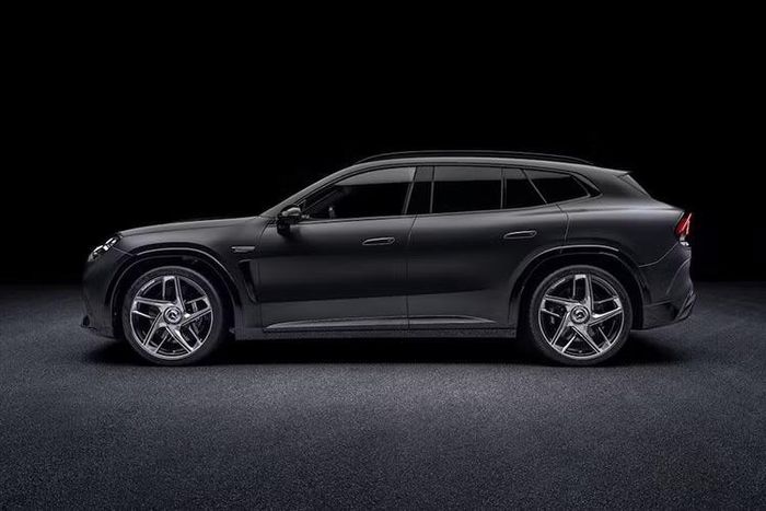Mercedes-AMG GT SUV được bán ra với 3 phiên bản bao gồm: GT53 SUV, GT55 SUV và bản cao cấp nhất GT63 SUV. Trong đó, hai phiên bản GT55 và GT63 được trang bị cấu hình 3 mô-tơ điện (1 mô-tơ ở cầu trước và 2 mô-tơ ở cầu sau). Mô-tơ phía trước có thể tự động ngắt khi không cần thiết để tiết kiệm năng lượng và chỉ kích hoạt khi xe cần thêm sức kéo hoặc công suất tối đa.