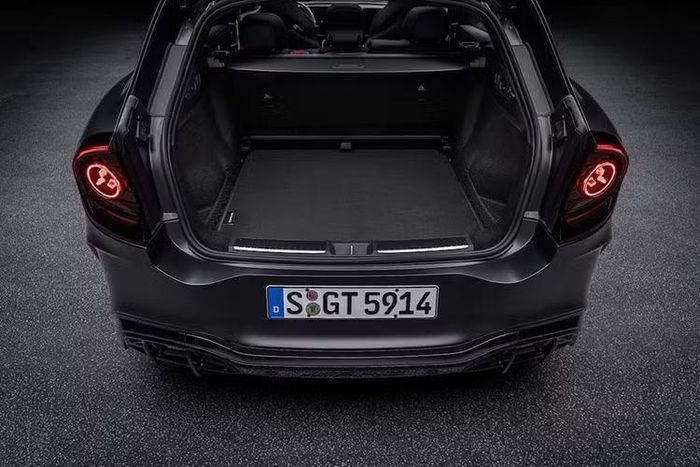 Mercedes-AMG GT SUV được trang bị hệ thống treo AMG Active Ride Control+ mới (trang bị tiêu chuẩn trên GT63 và tùy chọn trên GT55). Hệ thống này sử dụng các giảm chấn thủy lực kết hợp bóng hơi điều chỉnh, loại bỏ thanh cân bằng truyền thống nhằm giữ cho thân xe phẳng khi vào khúc cua, hạn chế hiện tượng chúi đầu khi phanh gấp hoặc bốc đầu khi tăng tốc đột ngột.
