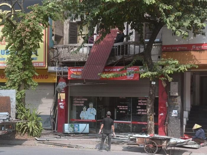 Nhiều ngôi nhà đã tháo bỏ phần mái, tường bị phá dỡ, bên trong để lộ khoảng trống cùng gạch đá ngổn ngang.