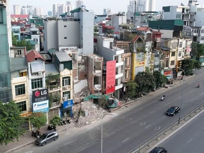 Sau khi người dân hoàn tất việc bàn giao, chính quyền địa phương triển khai phá dỡ các công trình theo kế hoạch.