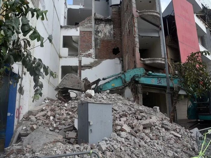Tại khu vực số nhà 415 và 417 đường Giải Phóng, máy móc, phương tiện hạng nặng được huy động để thực hiện công việc.