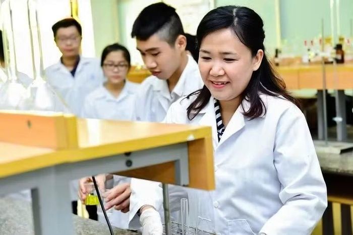 PGS.TS Hồ Thị Thanh Vân hướng dẫn sinh viên nghiên cứu khoa học. Ảnh: NVCC.