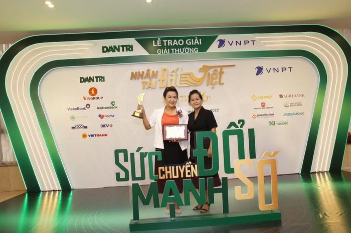 PGS.TS Hồ Thị Thanh Vân và mẹ. Nhờ có sự "tiếp sức" từ những người thân yêu, chị mới có thể làm tốt vai trò một nhà nghiên cứu khoa học. Ảnh: NVCC.