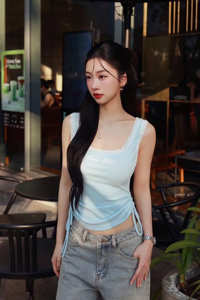 Trước khi được biết đến rộng rãi trên màn ảnh, Jun Vũ từng sang Thái Lan định cư từ năm 15 tuổi và hoạt động với vai trò người mẫu tuổi teen. Gương mặt thanh tú cùng thần thái nổi bật giúp cô sớm thu hút sự chú ý, từng được truyền thông Hàn Quốc và Trung Quốc nhắc đến với biệt danh “thiên thần Việt Nam”. Ảnh: FB Jun Vũ