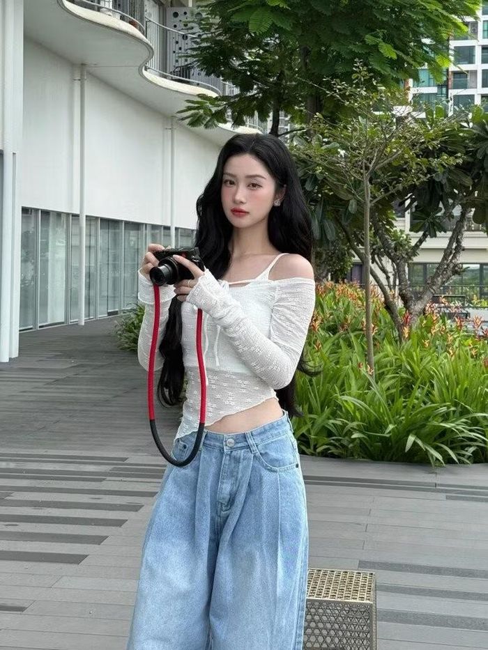 Sau nhiều năm hoạt động nghệ thuật, Jun Vũ vẫn duy trì sức hút nhờ nhan sắc nổi bật, vóc dáng thanh mảnh và gu thời trang ngày càng định hình rõ nét. Ở tuổi 31, nữ diễn viên cho thấy vẻ trẻ trung không chỉ đến từ lợi thế ngoại hình mà còn nằm ở cách lựa chọn trang phục linh hoạt, biết tôn ưu điểm và thể hiện cá tính riêng. Ảnh: FB Jun Vũ