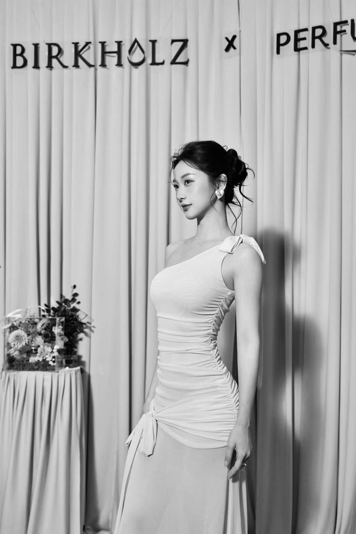 Ở tuổi 31, Jun Vũ vẫn duy trì vóc dáng mảnh mai, cân đối. Đặc biệt, vòng eo nhỏ nhắn của cô thường trở thành chủ đề được người hâm mộ chú ý, thậm chí được ví von chỉ bằng “hai gang tay”. Lợi thế hình thể giúp nữ diễn viên tự tin thử sức với nhiều phong cách khác nhau. Ảnh: FB Jun Vũ