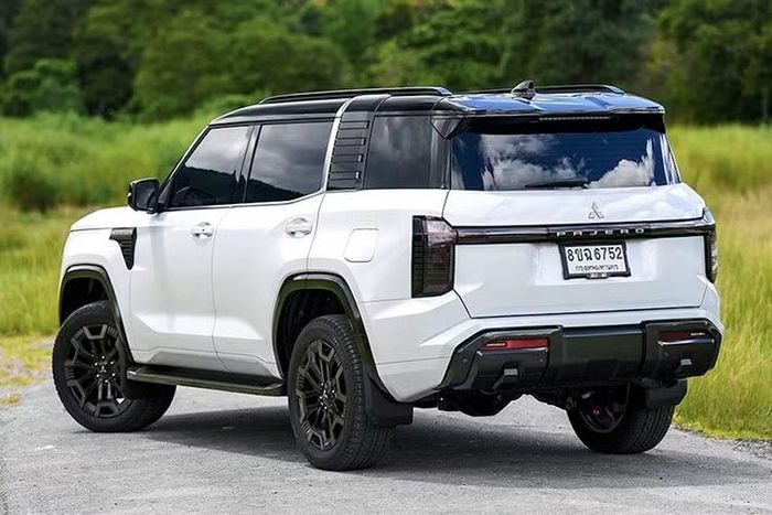 Mitsubishi Pajero mang đến các tùy chọn màu sắc ngoại thất đa dạng bao gồm Trắng Diamond, Xám Graphite, Bạc Blade, Đen Diamond, Xanh Phantom và Đồng Armour. Các phiên bản cao cấp được phối hai tông màu thời trang với phần mái sơn đen ấn tượng.