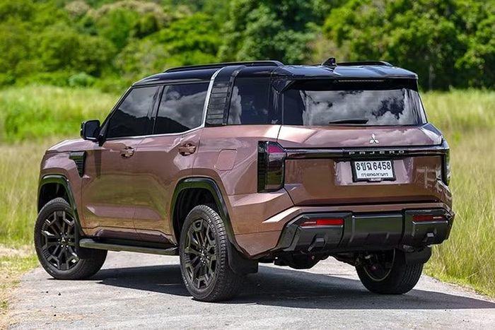 Pajero sở hữu kích thước tổng thể chiều dài 4.920mm, chiều rộng 1.925mm và chiều cao từ 1.900mm đến 1.910mm tùy phiên bản. Chiều dài cơ sở đạt 2.870mm, bán kính vòng quay tối thiểu 5.8m và trọng lượng bản thân 2.460kg. Khoảng sáng gầm xe đạt 219mm ở bản tiêu chuẩn và tăng lên 228mm ở các phiên bản cao cấp.