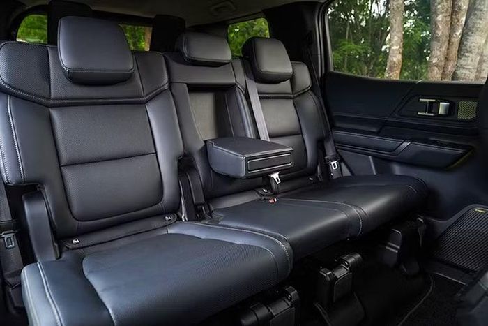 Về trang bị, phiên bản tiêu chuẩn Pajero GLS 2.4 8AT 4×2 được trang bị hệ thống treo trước tay đòn kép, treo sau 5 liên kết, phanh đĩa trước sau, trợ lực lái điện EPS và mâm hợp kim 18 inch. Ngoại thất sở hữu đèn chiếu sáng LED Projector tự động bật/tắt và điều chỉnh pha/cốt, đèn hậu LED, cửa hậu đóng mở điện tích hợp đá cốp rảnh tay và kính cách âm.
