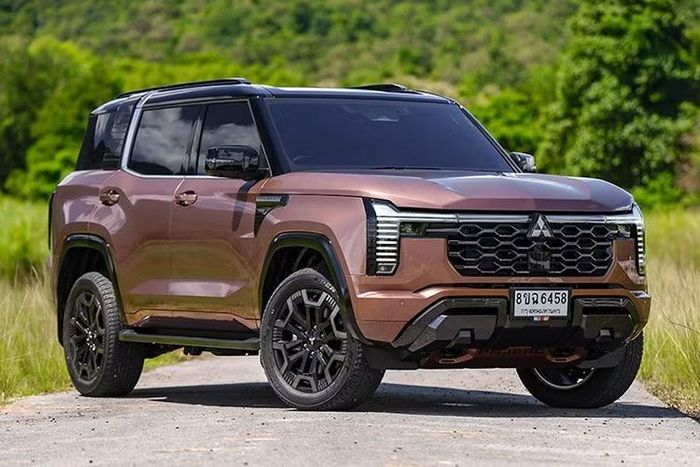 Mức giá này dành cho khách hàng đặt mua và nhận xe từ nay tới 31/10/2026. Hiện Mitsubishi chưa công bố giá niêm yết thực tế sau khi chương trình khuyến mại mở bán kết thúc. Đi kèm với xe là chính sách bảo hành 5 năm hoặc 100.000km, miễn phí công bảo dưỡng, tặng bảo hiểm thân vỏ lớp 1, dịch vụ cứu hộ 24/7 và ứng dụng quản lý M-Drive.