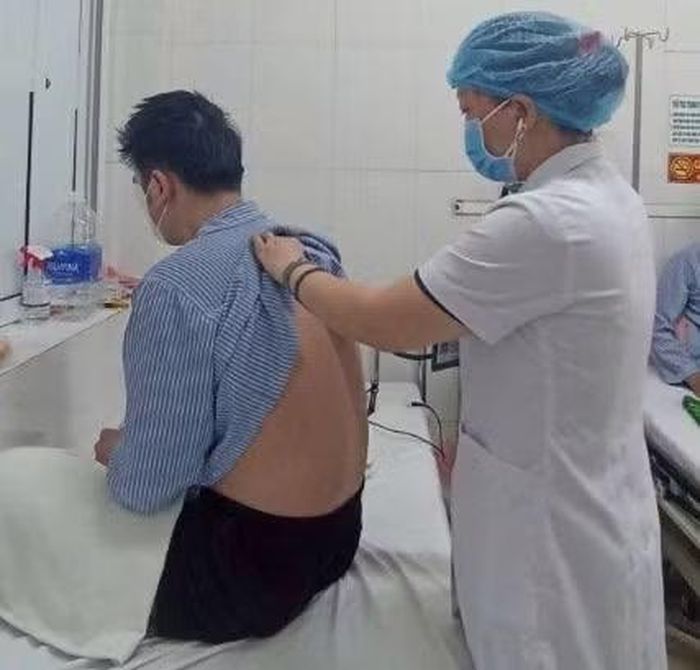 Bác sĩ thăm khám cho người bệnh - Ảnh BVCC