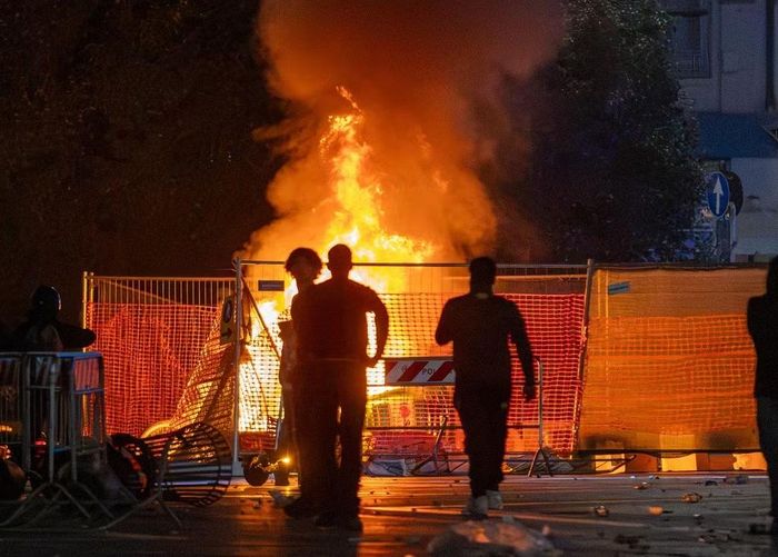 Một đám cháy phía trước Nhà thờ Milan ở Milan, Italy, vào ngày 17/10/2026. Ảnh: Stefano Porta/LaPresse/AP.