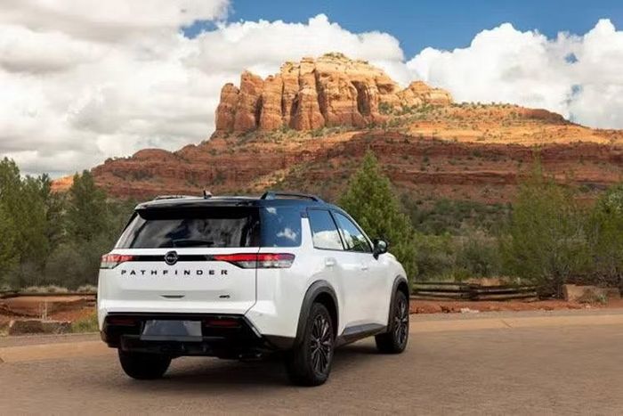 Song song đó, Nissan vẫn giữ lại thế hệ cũ với khung gầm liền khối, mức giá dễ tiếp cận hơn dựa trên nền tảng hiện tại để phục vụ nhóm khách hàng phổ thông.