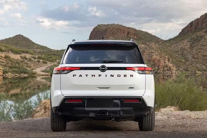 Ở ngoại thất, điểm duy nhất mang dấu ấn kỷ niệm trên Pathfinder 2027 bản đặc biệt là logo ở cột C. Bổ sung cho phiên bản này là bộ mâm đen 20 inch, cửa sổ trời toàn cảnh, hàng ghế thứ hai dạng thương gia, hệ thống âm thanh Bose 12 loa...