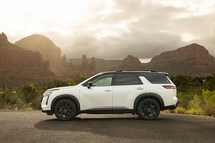 Dựa trên thế hệ thứ 5 ra mắt từ năm 2022, Nissan Pathfinder 40th Anniversary có các dấu ấn hoài cổ tập trung chủ yếu ở không gian nội thất với tông màu kép đen và đỏ đô. Cách phối màu này lấy cảm hứng trực tiếp từ chất liệu bọc nỉ đỏ của thế hệ đầu tiên sản xuất năm 1987.