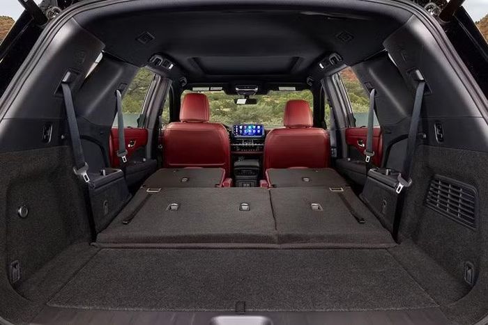 Xe được định vị để cạnh tranh với Toyota Land Cruiser Prado, dự kiến mang nhãn hiệu Pro4X và tích hợp tùy chọn động cơ hybrid sau khi ra mắt. Mẫu xe này sẽ được sản xuất tại nhà máy của Nissan ở Canton, bang Mississippi, Mỹ.