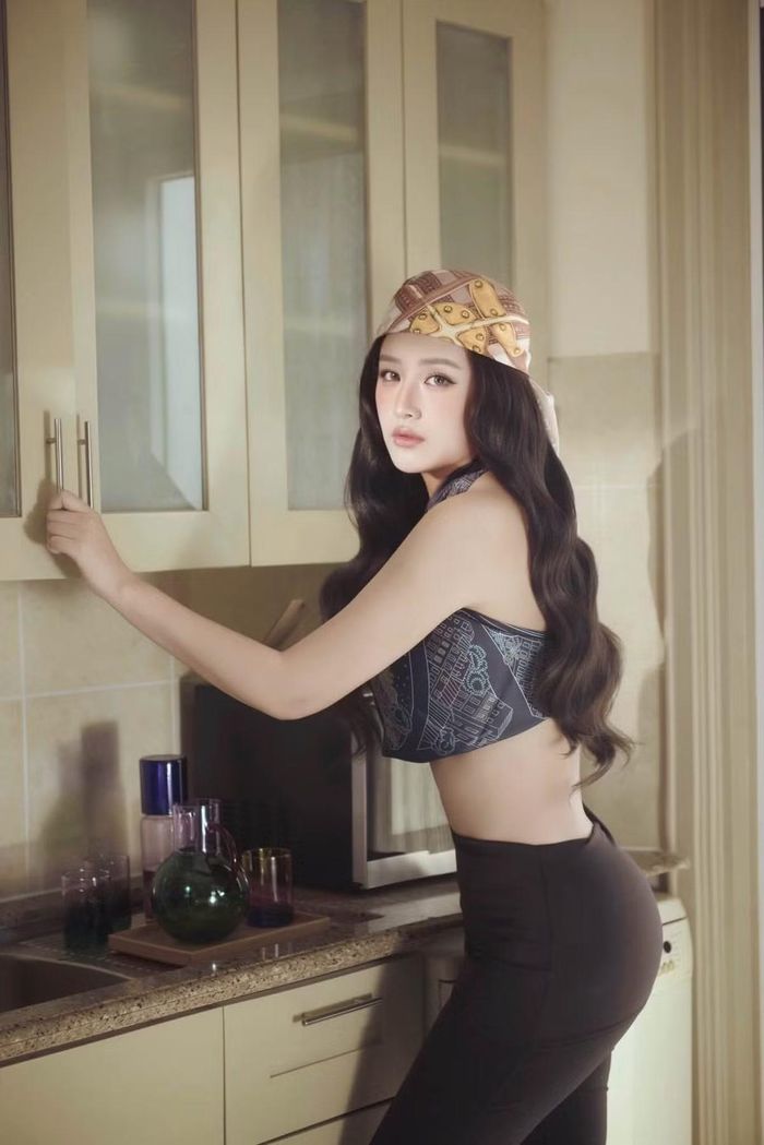 Mai Phương Thúy diện áo cổ yếm họa tiết, quần đen ôm sát và khăn lụa trùm đầu. Tạo hình gợi cảm, khác lạ tôn lên vẻ đẹp mặn mà của Hoa hậu Việt Nam 2006.