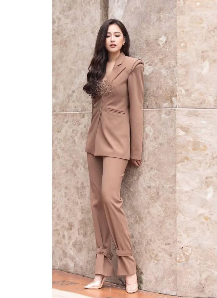 Bộ suit màu nâu be kết hợp giày cao gót mang đến vẻ thanh lịch cho Hoa hậu Việt Nam 2006. Phom blazer chỉn chu tôn nét trưởng thành.