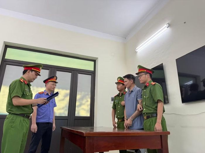 Cơ quan Cảnh sát điều tra công bố các quyết định tố tụng đối với bị can Bùi Văn Tuấn. Ảnh: CAT Phú Thọ