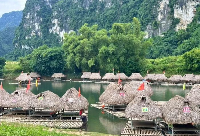 Du lịch trải nghiệm trên bè tre thả trôi ở sông Bôi xứ Mường (xã Hợp Kim, tỉnh Phú Thọ) thời gian qua thu hút khá đông du khách.