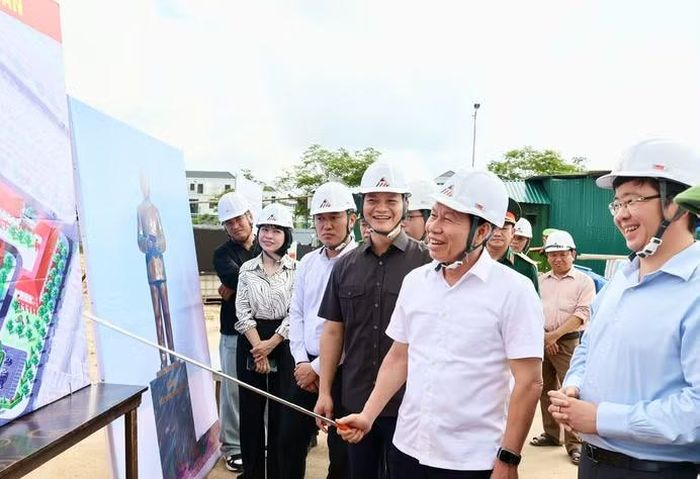 Phó Thủ tướng Lê Tiến Châu thị sát công trình trường Chính trị Lê Duẩn thuộc phường Nam Đông Hà (Quảng Trị). Ảnh: Thu Sa