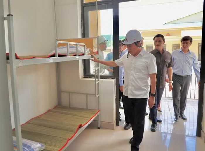 Phó Thủ tướng Lê Tiến Châu đến kiểm tra tiến độ xây dựng tại Trường phổ thông nội trú Tiểu học và THCS Đakrông. Ảnh: Thu Sa